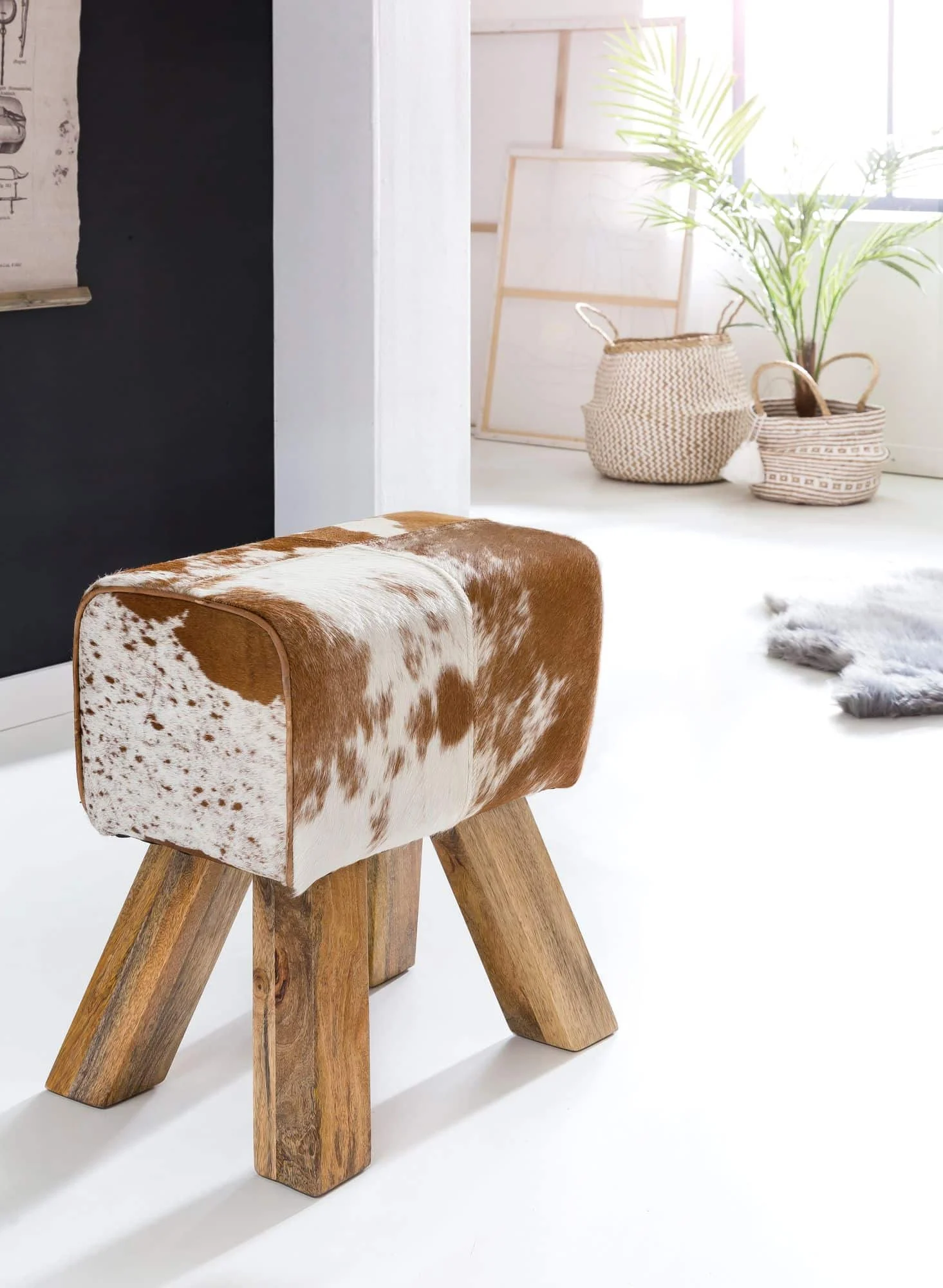Landhaus-Chic: Gemütlicher Sitzhocker aus Haarleder und Mango-Holz – Exklusives Design von Myhomelando