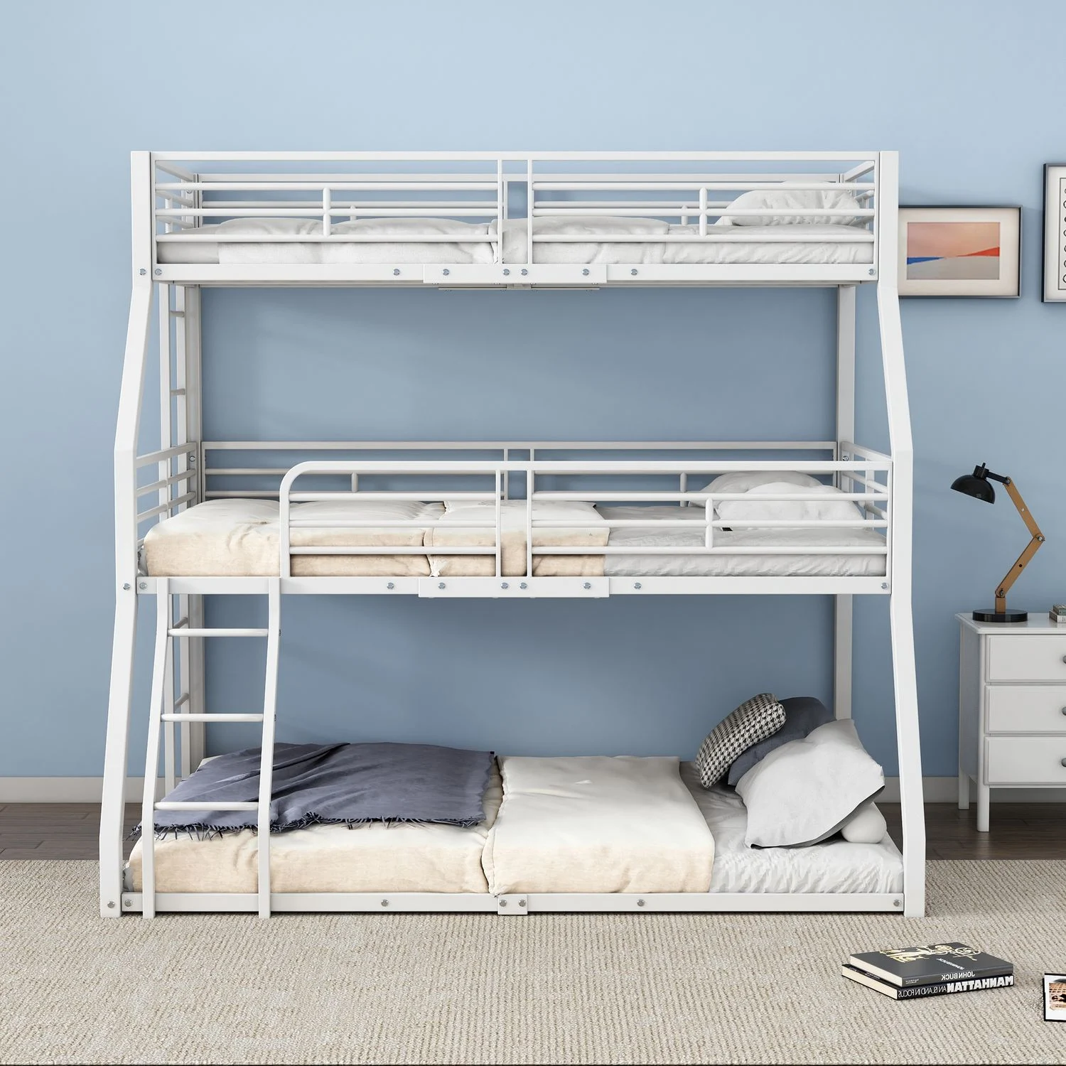 Etagenbett 90x200 cm Dreifach-Metallbett mit Rausfallschutz und zwei Leitern, platzsparend, Weiß