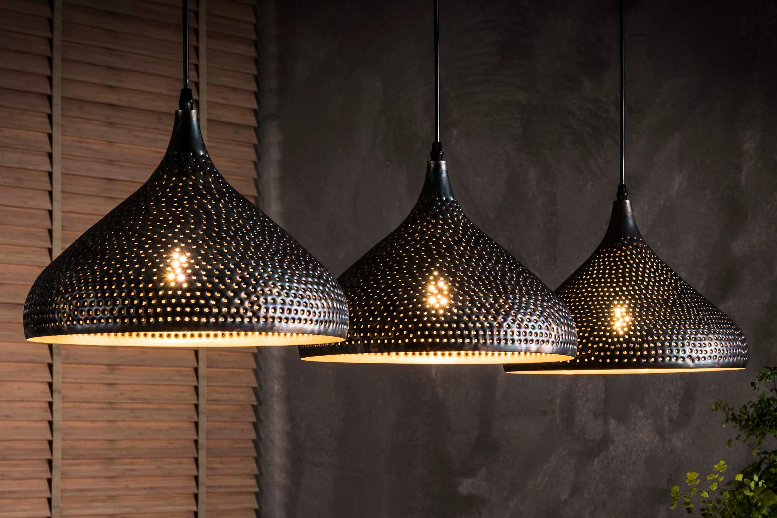 Pendelleuchte "Auron“ – Mit 3 perforierten Lampenschirmen aus Metall in Schwarz-Bronze