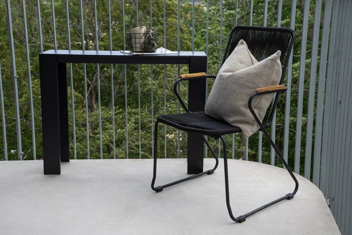 Gartenstuhl Sila - ein stilvoller Stuhl mit Holzakzenten in Schwarz oder Beige